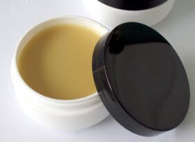 Ungüento medicinal a base de herbas para o tratamento do pé de atleta